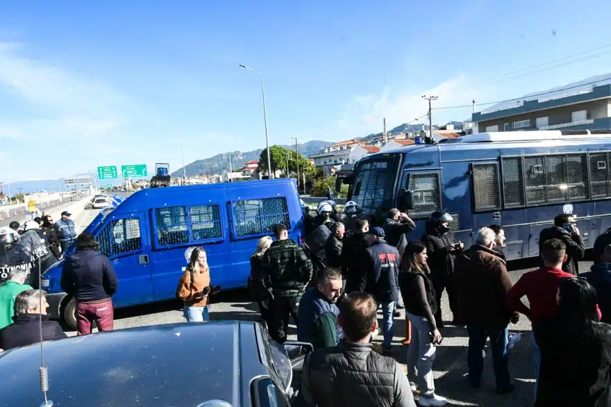 Ξύλο με μαγκούρες και χημικά μεταξύ αγροτών και αστυνομικών στο μπλόκο του Ρίου - Αντιρρίου 4 agrotes antirio 12