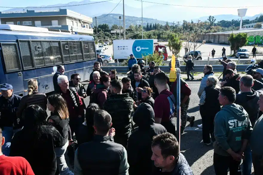 Ξύλο με μαγκούρες και χημικά μεταξύ αγροτών και αστυνομικών στο μπλόκο του Ρίου - Αντιρρίου 5 agrotes antirio 13