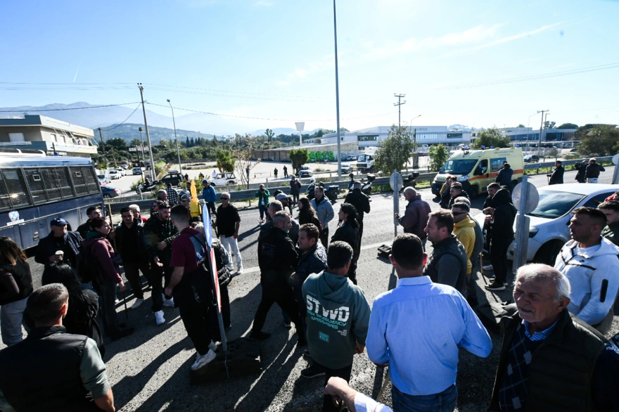 Ξύλο με μαγκούρες και χημικά μεταξύ αγροτών και αστυνομικών στο μπλόκο του Ρίου - Αντιρρίου 6 agrotes antirio 14