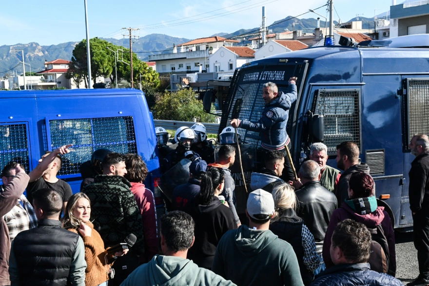 Ξύλο με μαγκούρες και χημικά μεταξύ αγροτών και αστυνομικών στο μπλόκο του Ρίου - Αντιρρίου 7 agrotes antirio 15