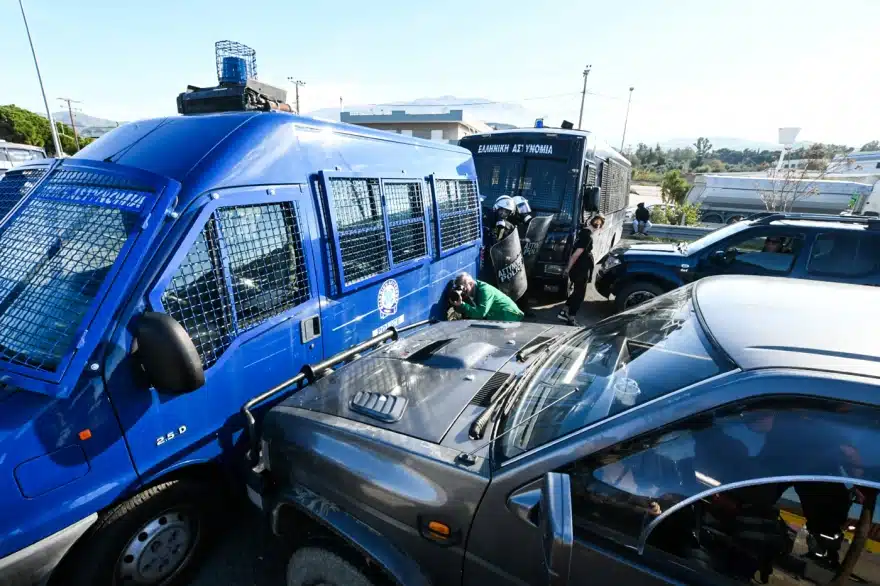Ξύλο με μαγκούρες και χημικά μεταξύ αγροτών και αστυνομικών στο μπλόκο του Ρίου - Αντιρρίου 1 agrotes antirio 8