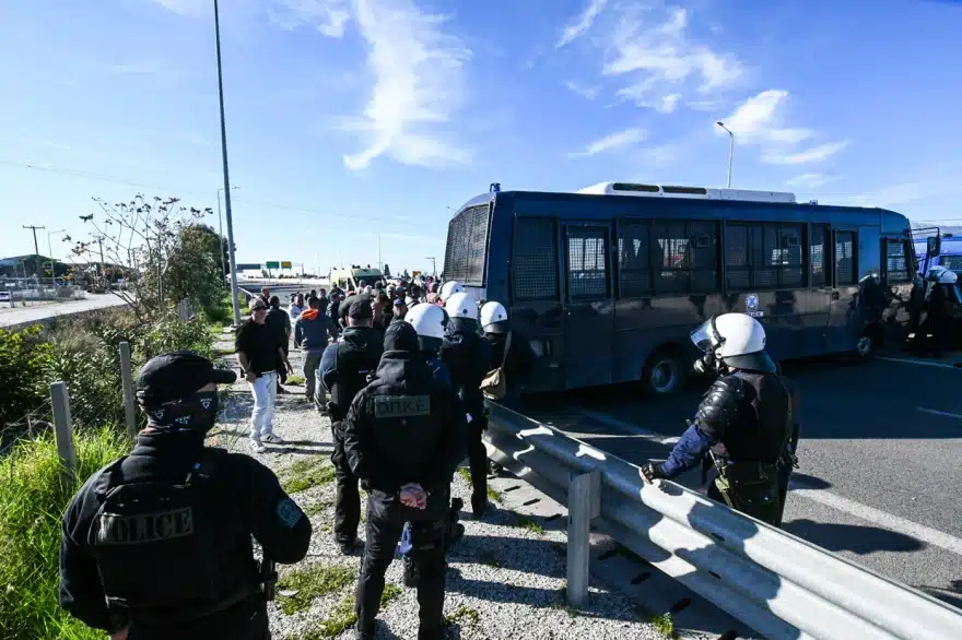 Ξύλο με μαγκούρες και χημικά μεταξύ αγροτών και αστυνομικών στο μπλόκο του Ρίου - Αντιρρίου 2 agrotes antirio 9