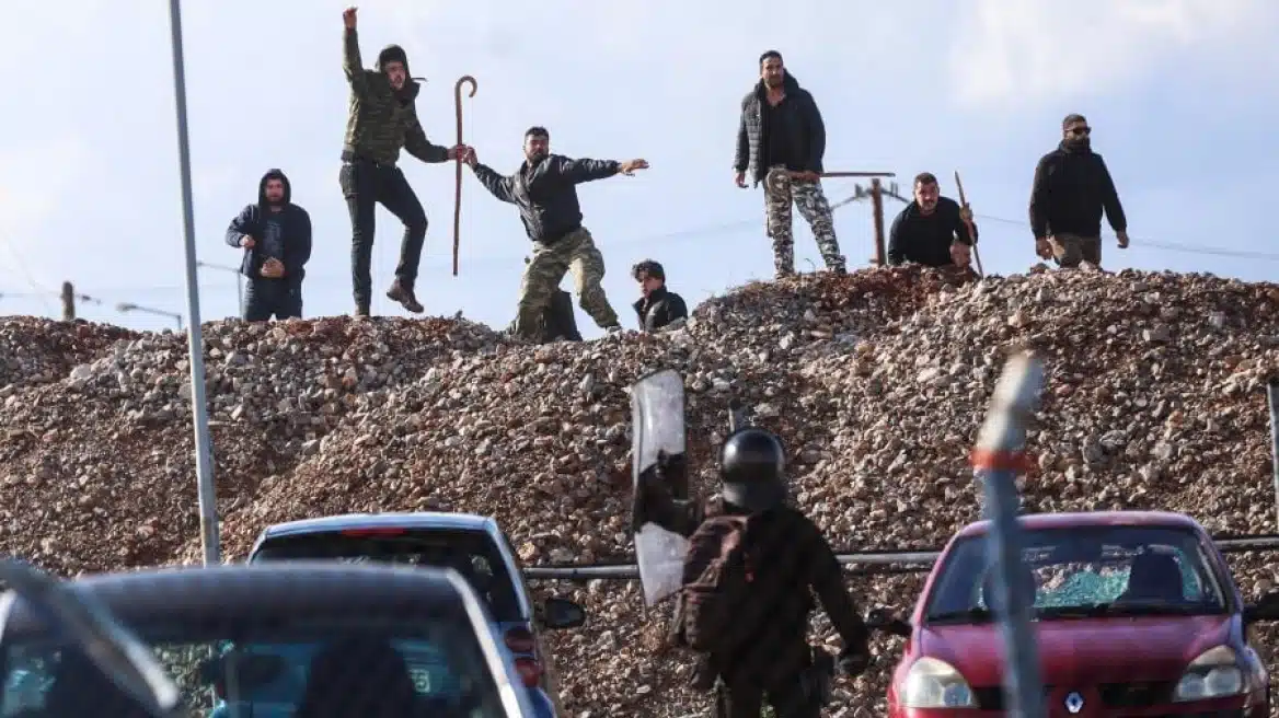 Επεισόδια με αγρότες σε Χανιά και Ηράκλειο – Αναποδογύρισαν περιπολικό 6 agrotes epithesi 6