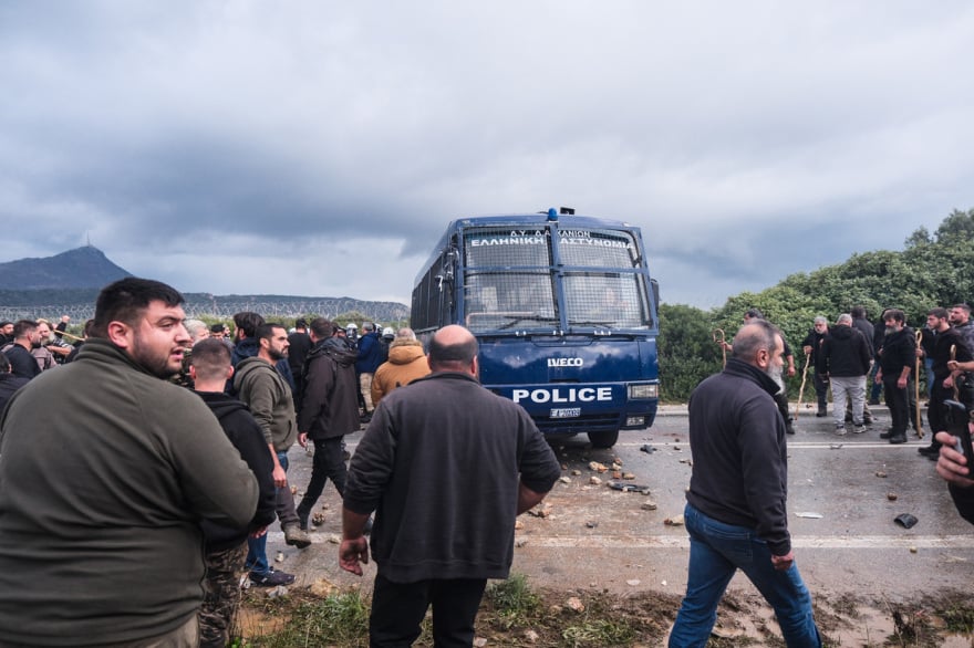Επεισόδια με αγρότες σε Χανιά και Ηράκλειο – Αναποδογύρισαν περιπολικό 14 agrotes peripoliko 10