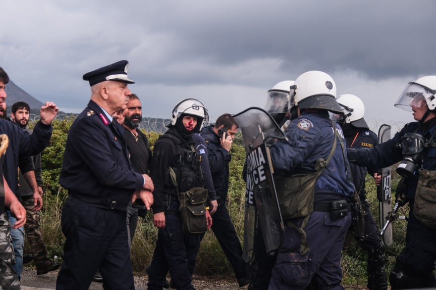 Επεισόδια με αγρότες σε Χανιά και Ηράκλειο – Αναποδογύρισαν περιπολικό 15 agrotes peripoliko 11
