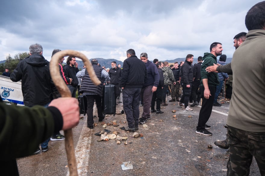 Επεισόδια με αγρότες σε Χανιά και Ηράκλειο – Αναποδογύρισαν περιπολικό 16 agrotes peripoliko 12