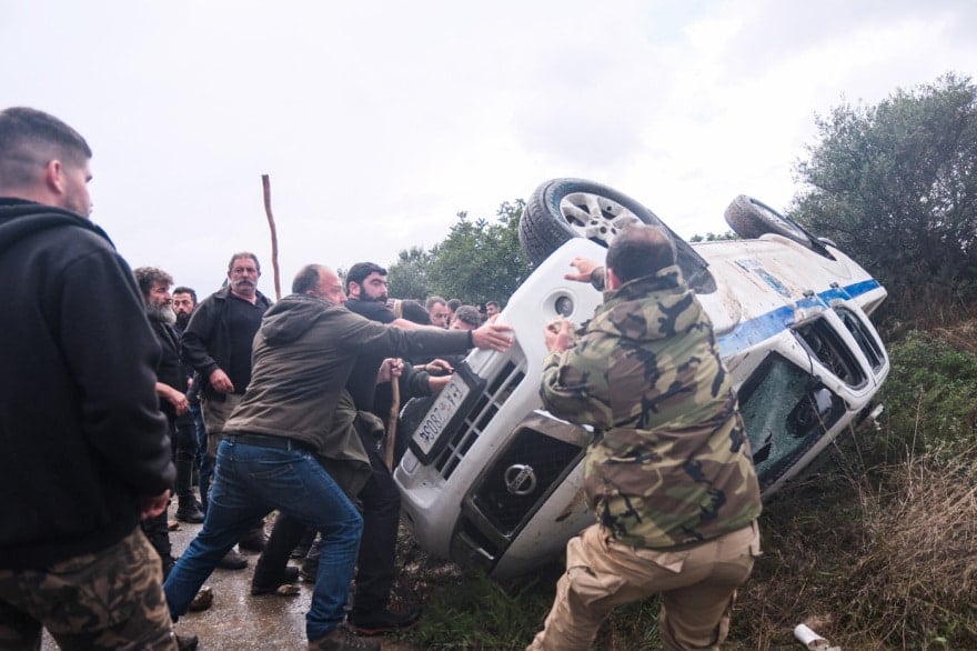 Επεισόδια με αγρότες σε Χανιά και Ηράκλειο – Αναποδογύρισαν περιπολικό 2 agrotes peripoliko 1