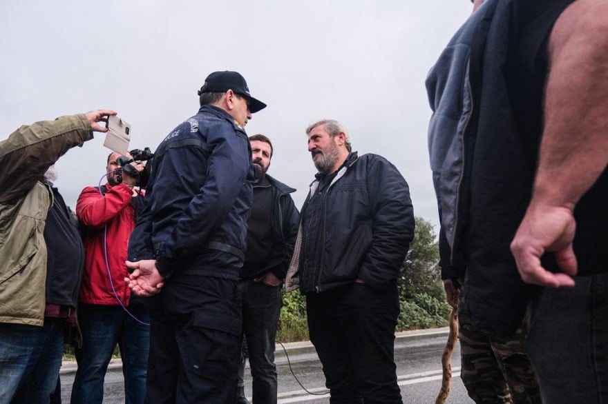 Επεισόδια με αγρότες σε Χανιά και Ηράκλειο – Αναποδογύρισαν περιπολικό 8 agrotes peripoliko 2 2