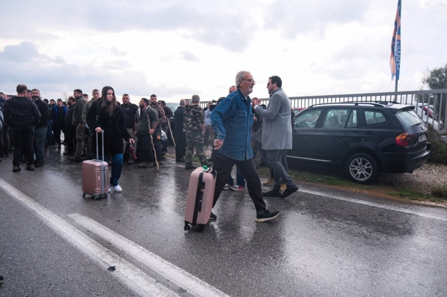 Επεισόδια με αγρότες σε Χανιά και Ηράκλειο – Αναποδογύρισαν περιπολικό 9 agrotes peripoliko 3 2