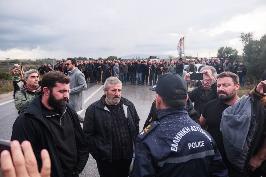 Επεισόδια με αγρότες σε Χανιά και Ηράκλειο – Αναποδογύρισαν περιπολικό 10 agrotes peripoliko 4 2