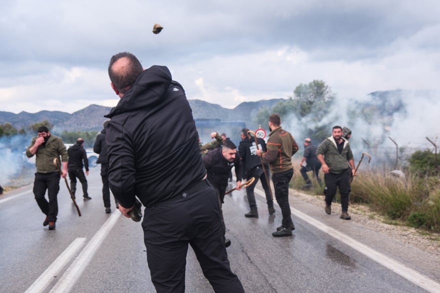 Επεισόδια με αγρότες σε Χανιά και Ηράκλειο – Αναποδογύρισαν περιπολικό 11 agrotes peripoliko 6 2