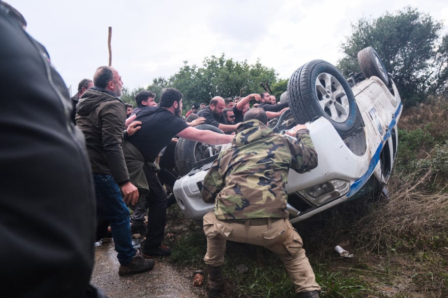 Επεισόδια με αγρότες σε Χανιά και Ηράκλειο – Αναποδογύρισαν περιπολικό 4 agrotes peripoliko 9