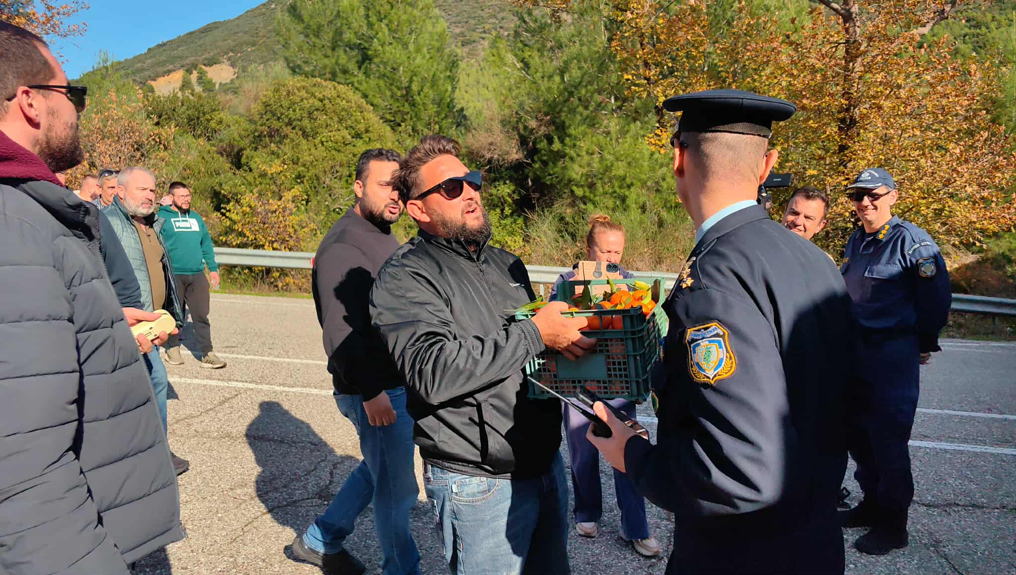 Αγρότες στα μπλόκα μοίρασαν πορτοκάλια στους αστυνομικούς 1 agrotes portokalia