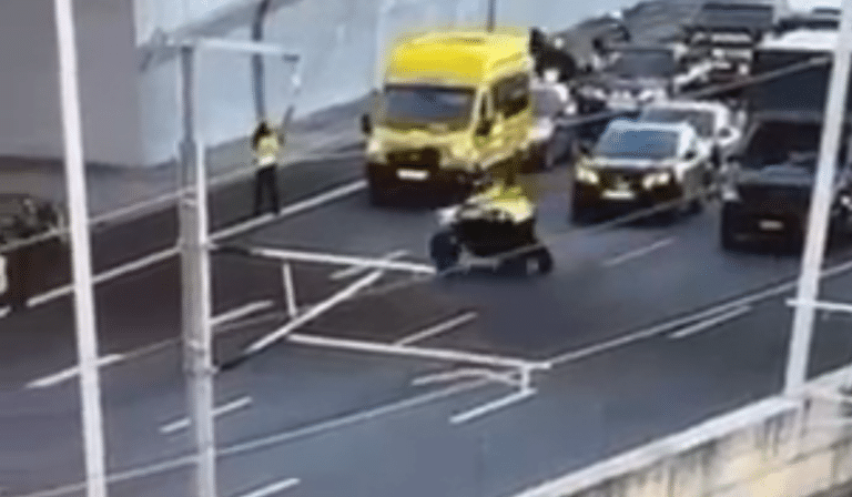 Η στιγμή που μηχανή παρασύρει τροχονόμο στην Αττική Οδό προσπαθώντας να ξεφύγει από μπλόκο