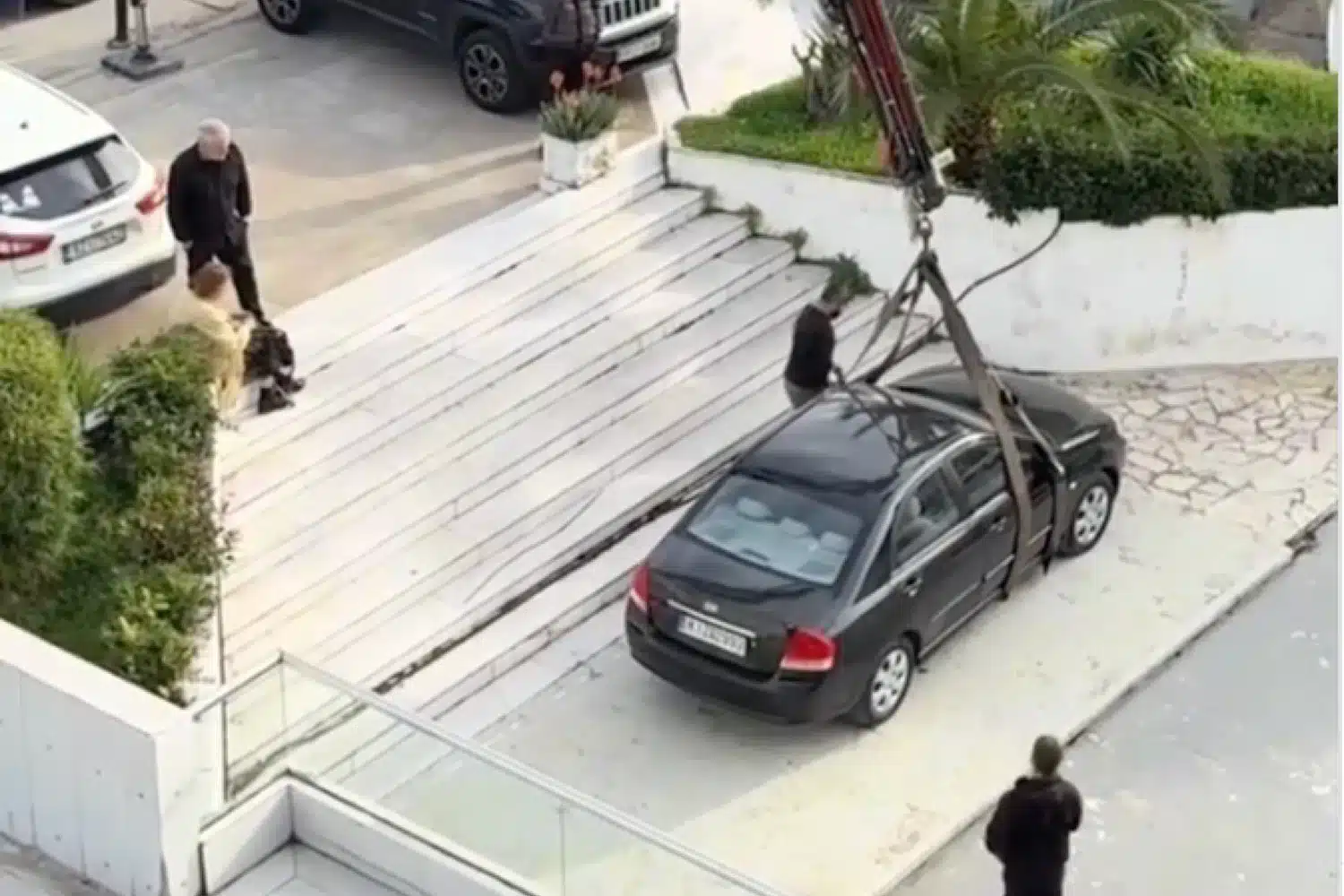 Απίστευτο βίντεο: Ηλικιωμένη κατέβηκε τις σκάλες με το αυτοκίνητο και το πάρκαρε σε 1 autokinito kifisias 20 12 2025.jpg