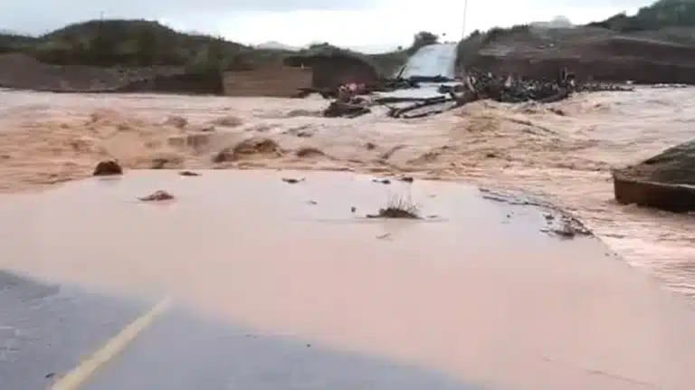 Υπερχείλισε ο ποταμός Ενιπέας, ήχησε το 112 για εκκένωση προς Φάρσαλα – Πλημμύρισαν σπίτια