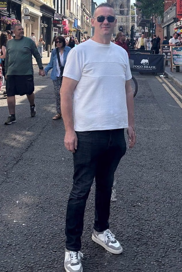 Πατέρας δύο παιδιών αποκαλύπτει την άσκηση που τον βοήθησε να χάσει 64 κιλά σε έναν χρόνο χωρίς ενέσεις ή χειρουργείο 4 echase 64 kila 3 e1763977203452