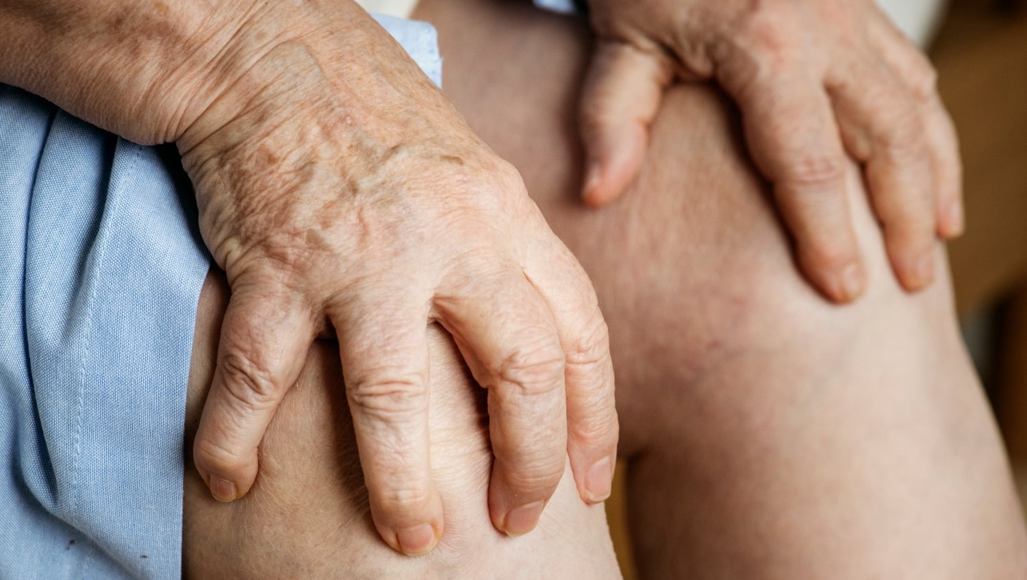 elderly woman suffering knee pain 1