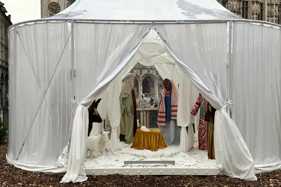 Βρυξέλλες: Έστησαν φάτνη με Χριστό, Παναγία και Ιωσήφ χωρίς πρόσωπα για λόγους συμπερίληψης - Σφοδρές αντιδράσεις 2 fatni