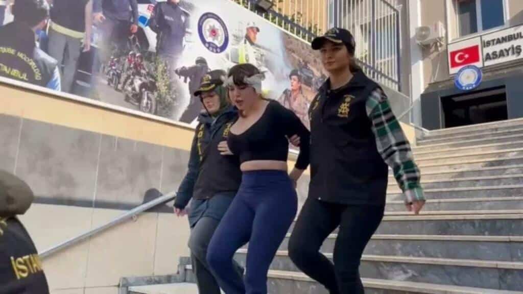 Σάλος στην Τουρκία - Συνέλαβαν μοντέλο που πήγε να κοιμηθεί με 100 άντρες σε ζωντανή σύνδεση 2