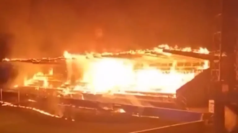 Απίστευτες εικόνες: Ομάδα ποδοσφαίρου υποβιβάστηκε και οι οπαδοί της έκαψαν το γήπεδο