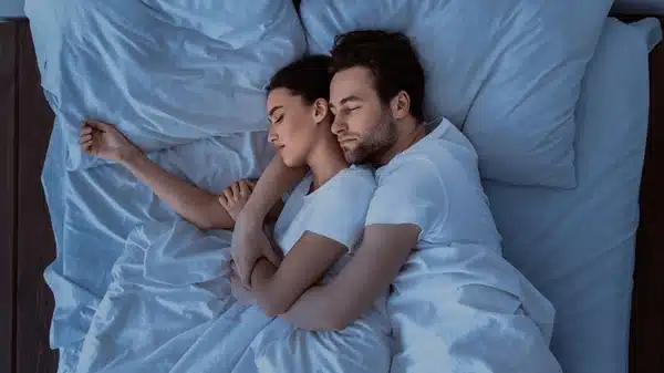 Πόσα λεπτά «αντέχει» ένας άνδρας στο σeξ 2 husband wife hugging sleeping together 600nw 2556062355