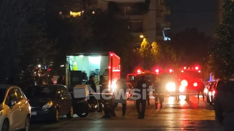 Νεκροί δύο άνδρες που εγκλωβίστηκαν σε φωτιά σε διαμέρισμα στην Καλλιθέα