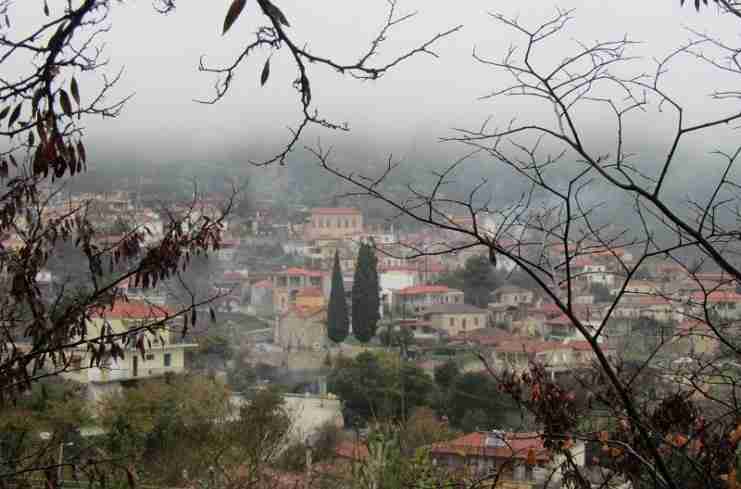 Μόλις 1 ώρα από την Αθήνα, πνιγμένο στα έλατα, βρίσκεται το θρυλικό Κολοκοτρωνίτσι 1 karia 1