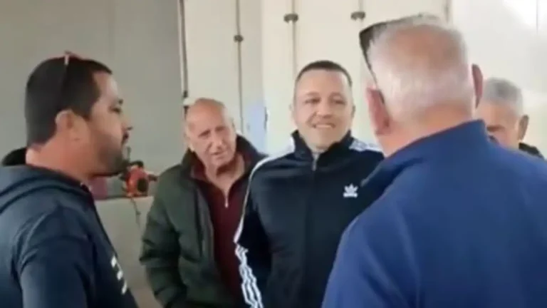 Ο Ηλίας Κασιδιάρης πήρε άδεια από τις φυλακές και πήγε στα μπλόκα των αγροτών