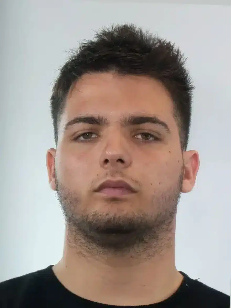 Στη δημοσιότητα οι φωτογραφίες του 20χρονου θείου και του συντρόφου του που ασελγούσαν στα ανήλικα ανίψια του 1 katigoroumenoi 2