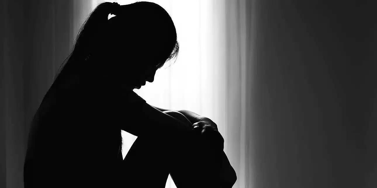 koritsi skia thlipsi kakopoiisi.jpg