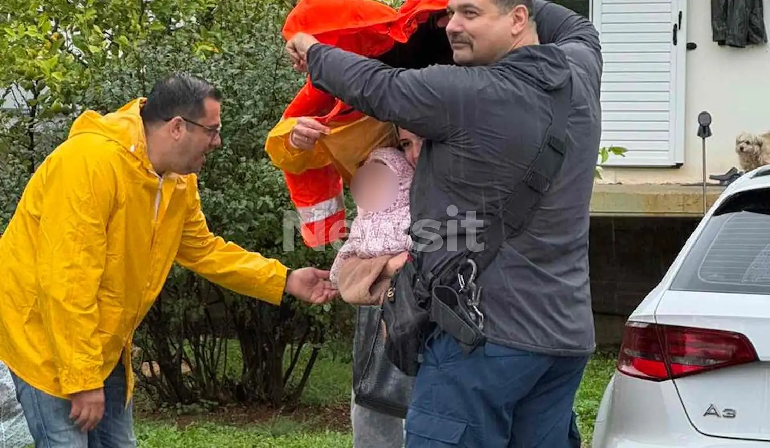 Κακοκαιρία Byron: Εντυπωσιακή διάσωση μητέρας και βρέφους από την πλημμυρισμένη Μάνδρα – Δείτε βίντεο 2 mandra242