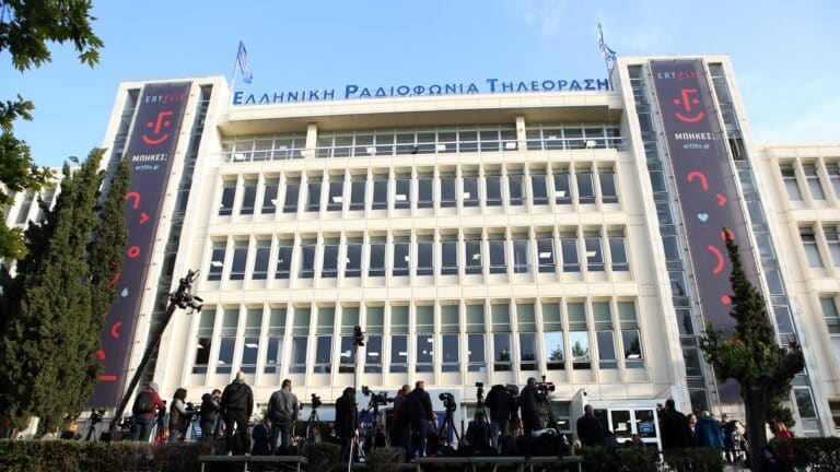 «Γ@@@@ ρε καθόλου;»: Όταν το ανοιχτό μικρόφωνο της ΕΡΤ έκανε το πανελλήνιο να σαστίσει με αυτό που άκουσε