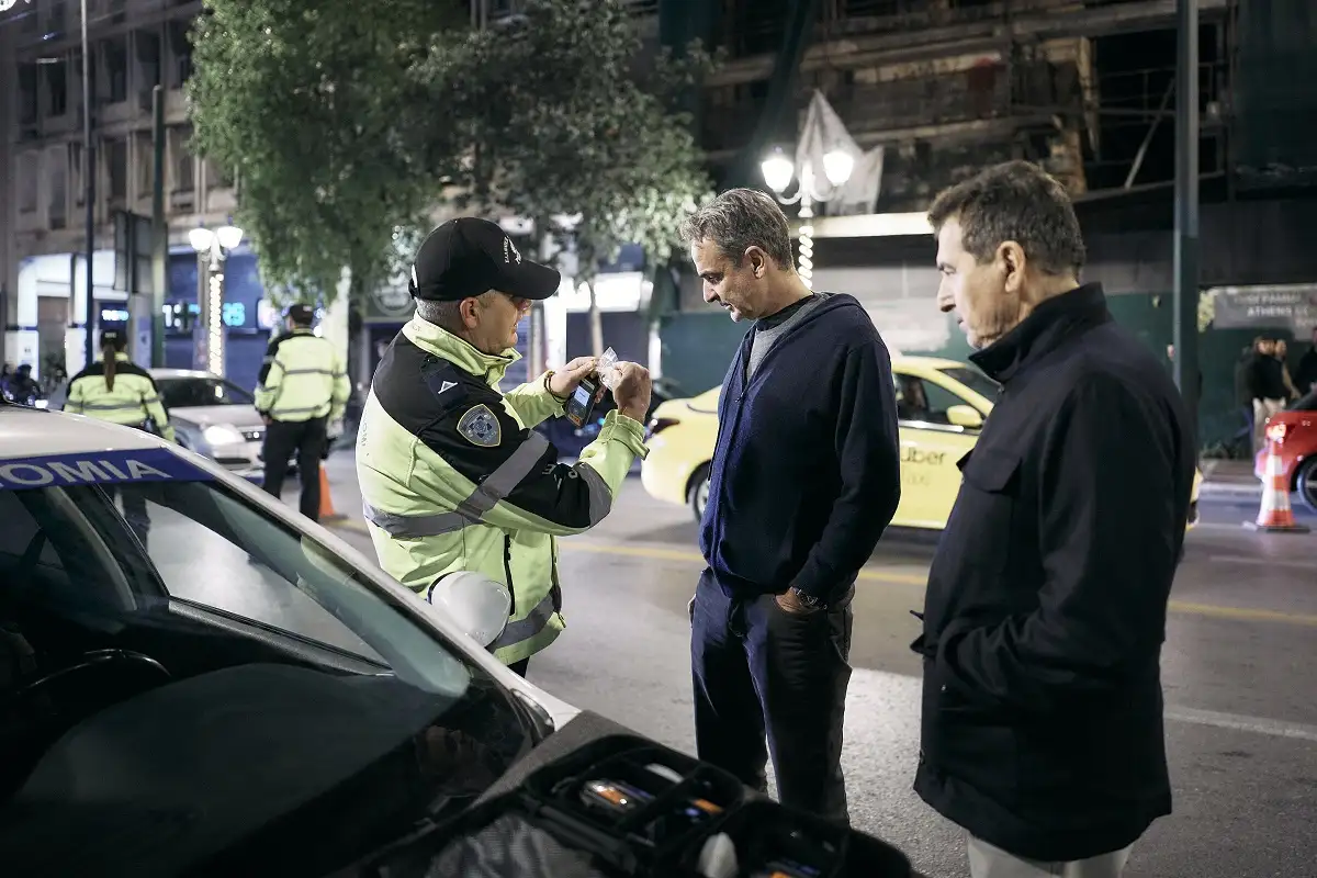 Χαμός με την φωτογραφία του Μητσοτάκη - Γιατί έκανε αλκοτέστ πεζός; 4 mitsotakis alkotest 3