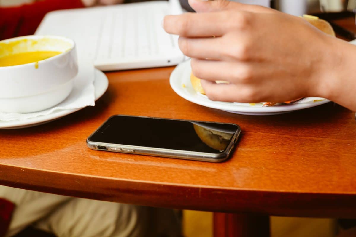 Γιατί πρέπει πάντα να είναι το κινητό σου με την οθόνη προς τα κάτω όταν το αφήνεις στο τραπέζι 1 mobile table 1200x800 1