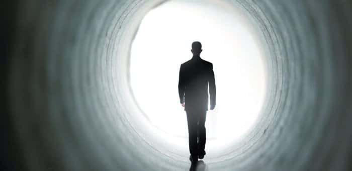 nea acropoli thanatos mysthrio man in tunnel