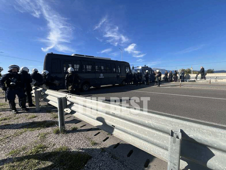 Ξύλο με μαγκούρες και χημικά μεταξύ αγροτών και αστυνομικών στο μπλόκο του Ρίου - Αντιρρίου 9 patra