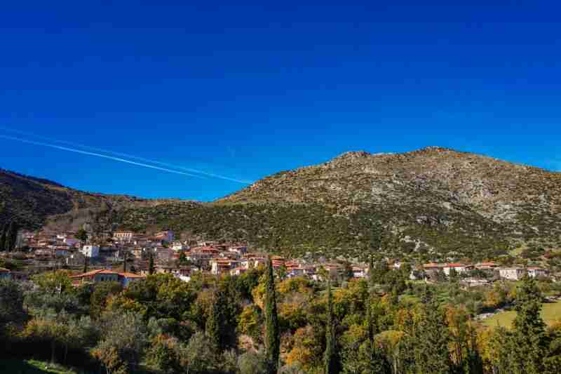 Μόλις 1 ώρα από την Αθήνα, πνιγμένο στα έλατα, βρίσκεται το θρυλικό Κολοκοτρωνίτσι 2 shutterstock 584808298