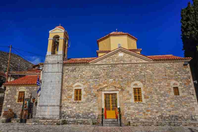 Μόλις 1 ώρα από την Αθήνα, πνιγμένο στα έλατα, βρίσκεται το θρυλικό Κολοκοτρωνίτσι 4 shutterstock 584808301