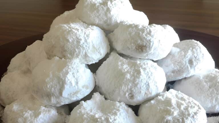 Η μονή συνταγή για φέτος: Βουτυράτοι μοναστηριακοί κουραμπιέδες