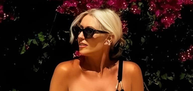 Ελληνίδα 60 χρονών βάζει κάτω 20χρονες από πάνω μέχρι κάτω με το αψεγάδιαστο κοpμί της