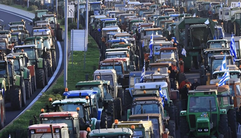 Σέρρες: Οι αγρότες έσπασαν το μπλόκο της ΕΛ.ΑΣ. και κατευθύνονται προς το τελωνείο Προμαχώνα