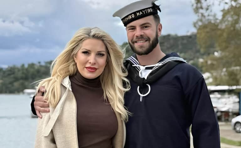 Πιο περήφανοι από ποτέ: Ελένη Mεναγάκη, Γιάννης Λάτσιος και Ματέο Παντζόπουλος ποζάρουν με τον ναύτη Άγγελο Λάτσιο 