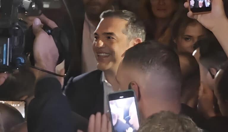 Χαμός στην παρουσίαση του βιβλίου του Τσίπρα – φώναζαν: «Να τος ο πρωθυπουργός!»