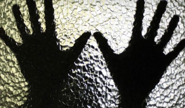 Ηράκλειο: Την απόλυτη φρίκη ζούσαν τα παιδιά, μέσα στο σπίτι – Ο ρόλος που έπαιξε η γειτόνισσα