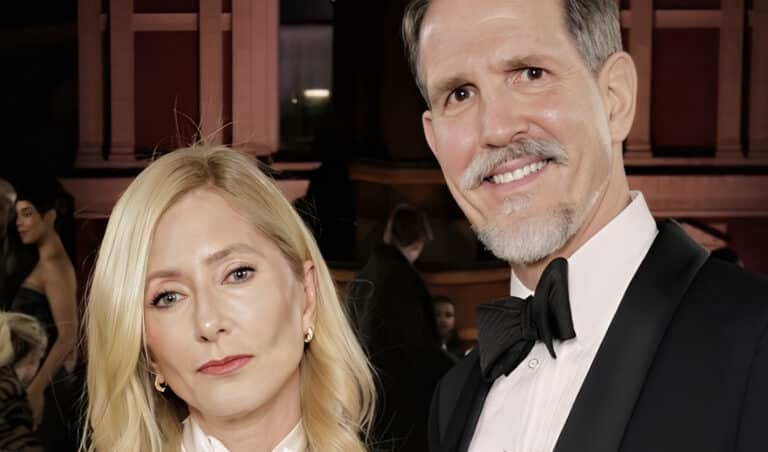 Η Μαρί-Σαντάλ με μεταξωτό φόρεμα του οίκου Dior στο γαλάζιο χαλί των Βραβείων Μόδας στο Λονδίνο