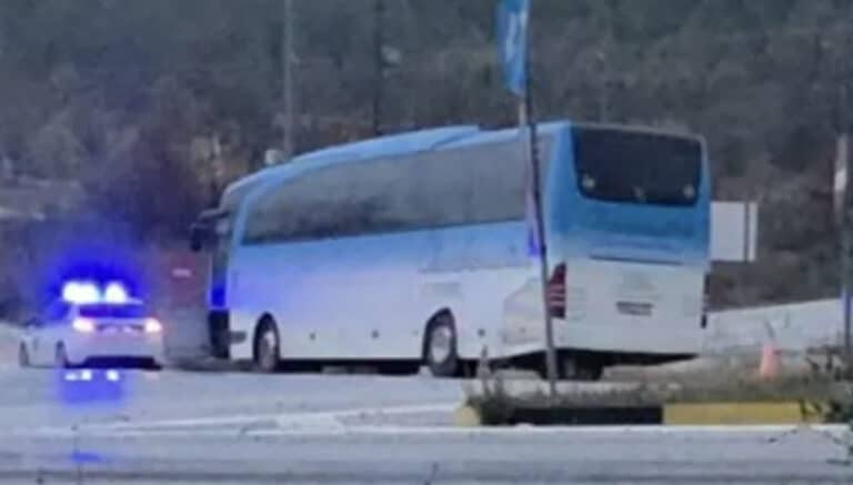 Εξετράπη λεωφορείο με 25 εργαζομένους της ΔΕΗ στην Πτολεμαΐδα – Nεκρός ο οδηγός