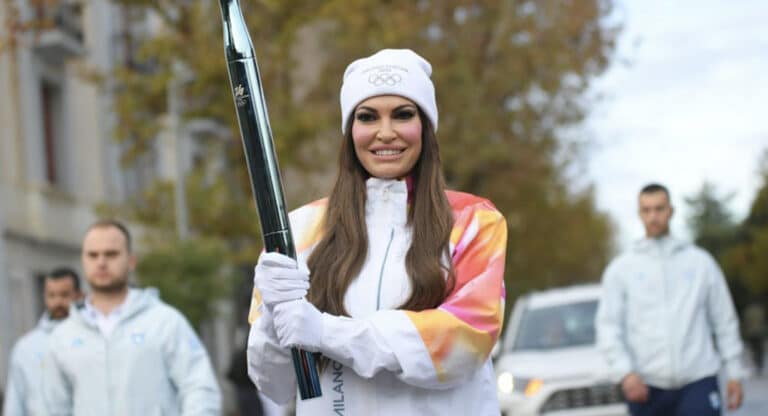 Η Κίμπερλι Γκιλφόιλ μετέφερε τη Ολυμπιακή Φλόγα από την Ακρόπολη έως το Καλλιμάρμαρο για τους Χειμερινούς Ολυμπιακούς Αγώνες