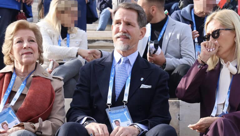 Όλοι γύρισαν να τους κοιτάξουν:  Άννα Μαρία, Παύλος Ντε Γκρες και Μαρί Σαντάλ στην την Τελετή Παράδοσης της Ολυμπιακής Φλόγας