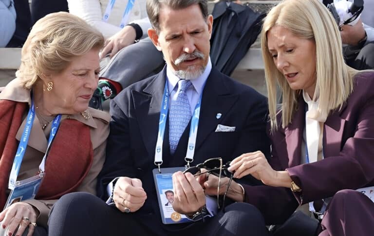 Μαρί Σαντάλ: Με μπορντό κοστούμι και λεοπάρ μποτάκια στο Καλλιμάρμαρο